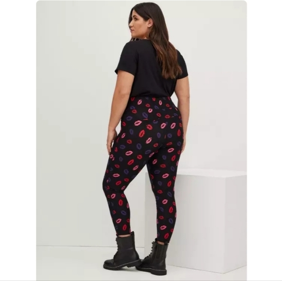 TORRID‎ High Rise Pixie Pants Kiss Lips All Over Print Black Red Women Plus Sz L - Picture 1 of 15